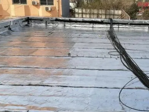 新宾卫生间漏水维修公司分享下新宾屋面楼顶防水刚性防水层施工要点。